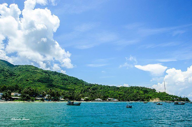 H&ograve;n Sơn c&oacute; t&ecirc;n gọi kh&aacute;c l&agrave; H&ograve;n Sơn R&aacute;i, Lại Sơn. Nh&igrave;n từ xa, cả h&ograve;n đảo như một ngọn n&uacute;i h&ugrave;ng vĩ.